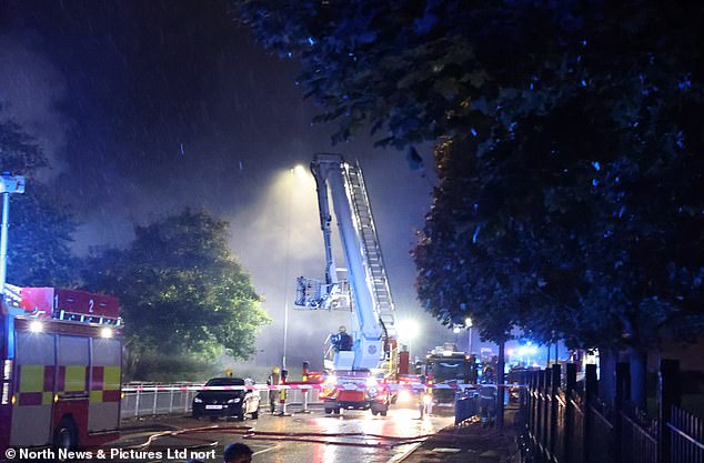 Los bomberos se encuentran actualmente en el lugar de los hechos en Violet Close, Newcastle, tras los informes de una explosión durante la noche.