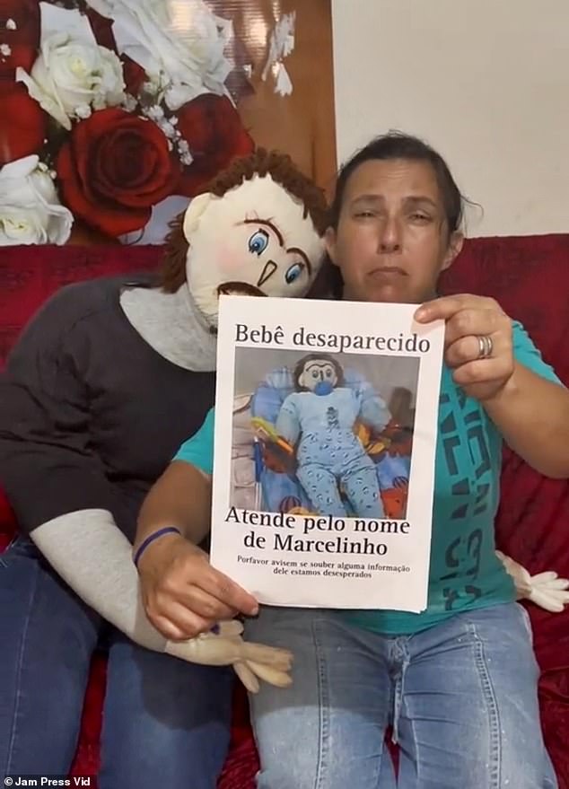 Meirivone Rocha Moraes con su marido, el muñeco de trapo Marcelo. Ella quedó absolutamente devastada luego de que unos ladrones secuestraran a su hijo.