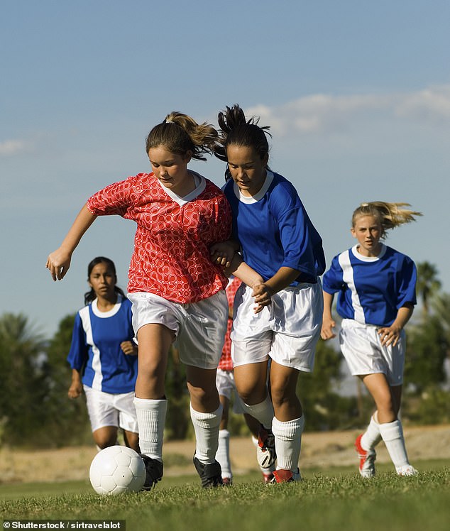 FOTO DE ARCHIVO: Una adolescente con sospecha de autismo ha negado ser transfóbica mientras enfrenta una posible prohibición de participar en partidos de fútbol después de preguntarle a un oponente trans si era un hombre.