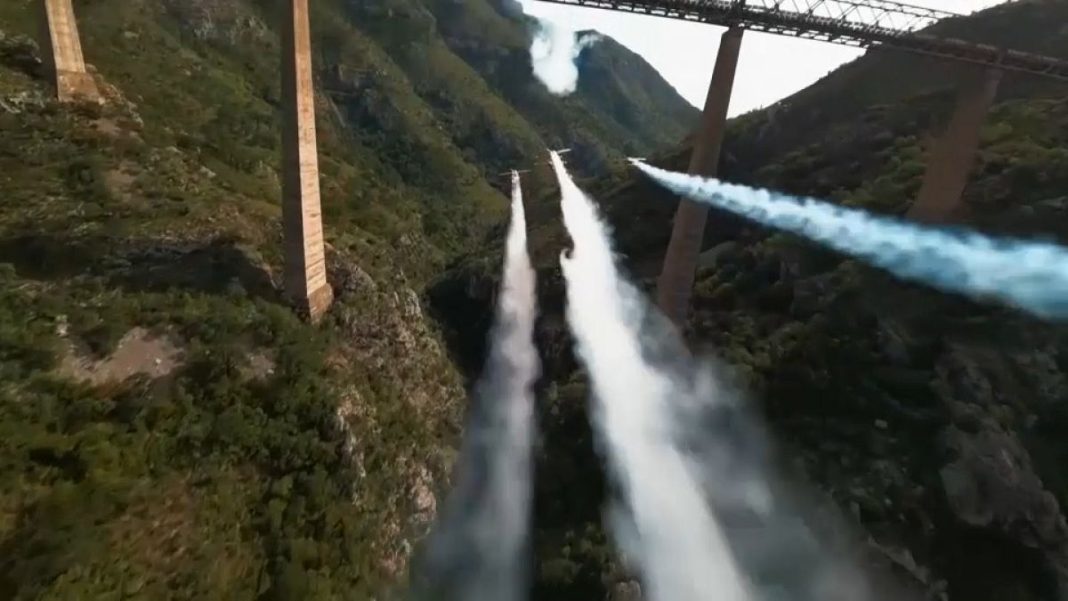 Video. Aviones acrobáticos desafían la gravedad bajo el puente más alto de Montenegro
