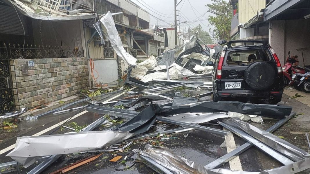 Video. El tifón Kong-rey azota la costa este de Taiwán y deja al menos un muerto
