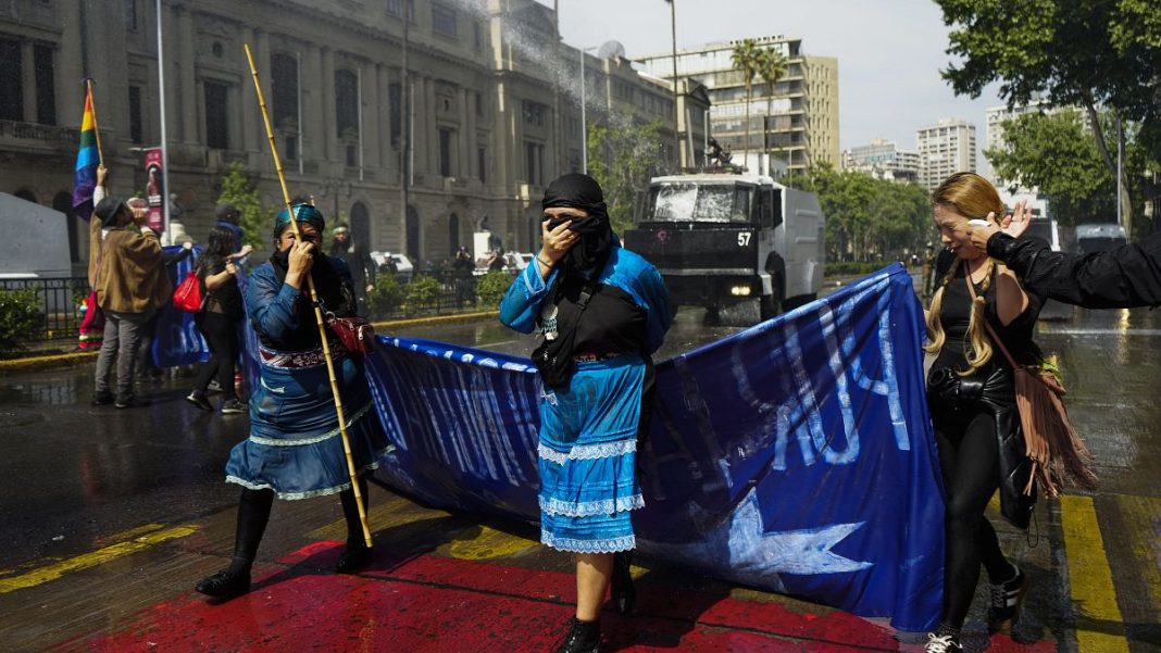 Video. Enfrentamiento mapuche con policía durante manifestación anual en Santiago
