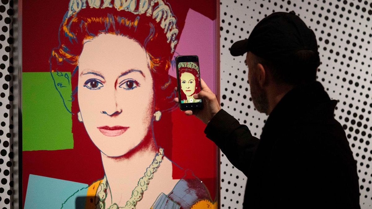 Video. Palacio holandés exhibe los icónicos retratos de reinas mundiales de Warhol
