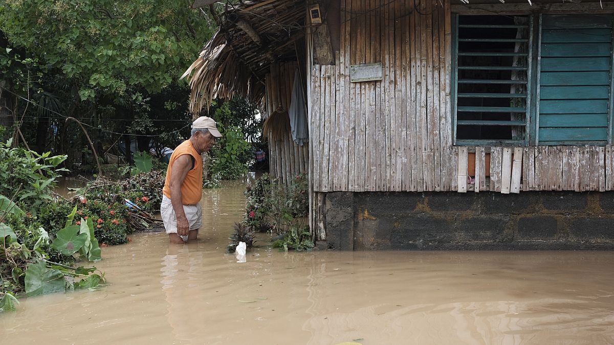 Video. Un muerto tras el paso de la tormenta tropical Trami por Filipinas
