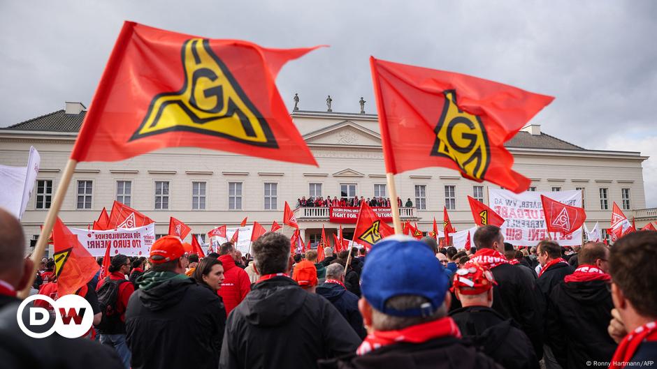 Volkswagen y los trabajadores chocan por los despidos mientras las ganancias se desploman
