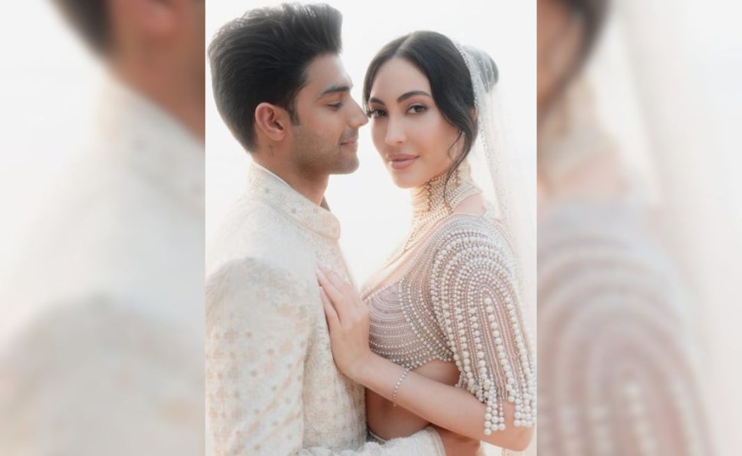 Zayden se casa con su novia de toda la vida, Nina Shah. Vea fotos de su boda junto a la playa
