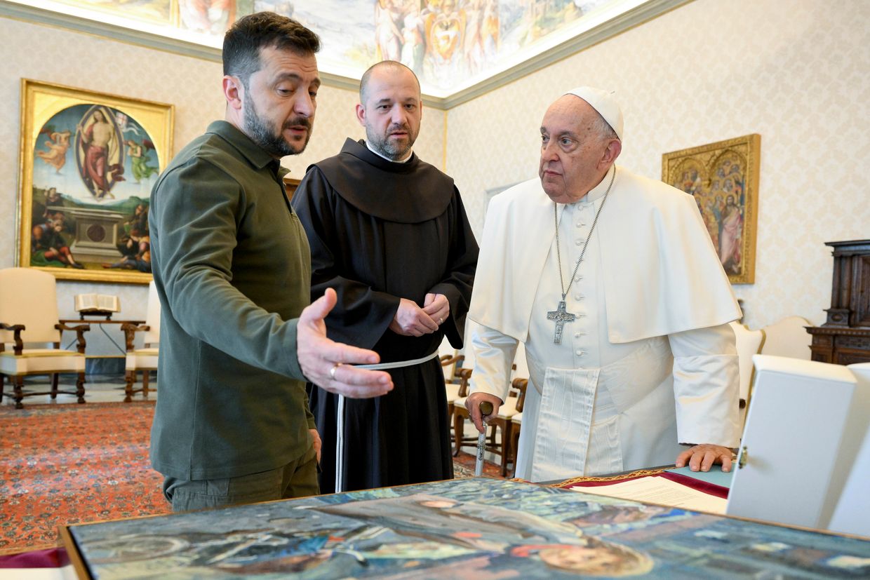 Zelensky entrega al Papa un cuadro sobre la masacre de Bucha durante una reunión en el Vaticano
