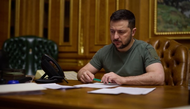 Zelensky premia a 320 militares ucranianos, 122 de ellos a título póstumo
