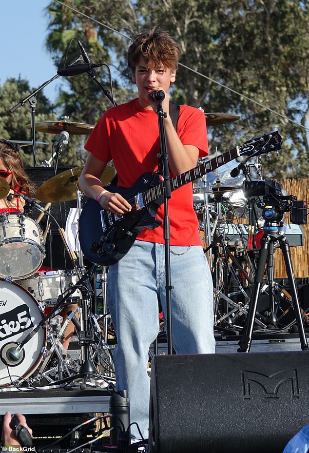 Hudson, el hijo de Curtis Stone y Lindsay Price, de 13 años, actuó con su banda The Rookie5 en el festival BeachLife Nights en Hermosa Beach, Los Ángeles, el viernes.