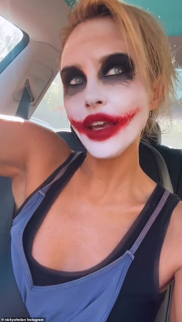 La actriz australiana Nicky Whelan (en la foto) se vistió como un Joker muy sexy para Halloween durante el fin de semana.