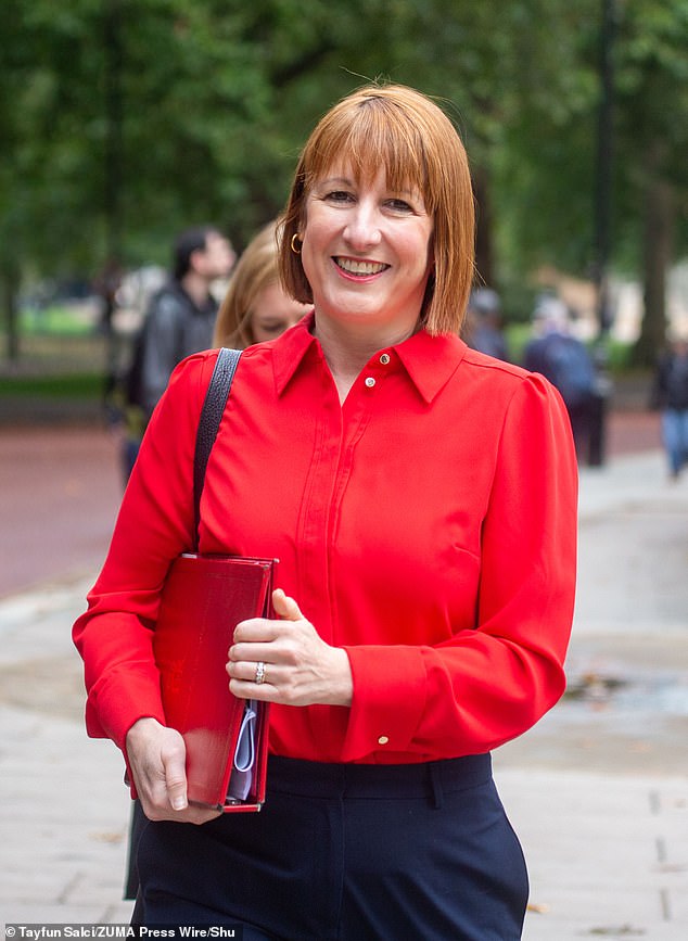 La Ministra de Hacienda, Rachel Reeves, con su nuevo peinado después de reunirse ayer con jefes sindicales en el número 11 de Downing Street.