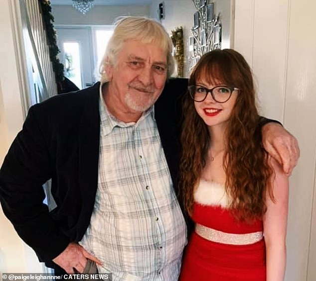 Paige Anderson con su abuelo Tom.