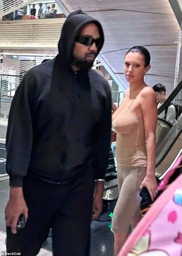 Se dice que Kanye West y Bianca Censori han orquestado la especulación de que se dirigen al divorcio para generar revuelo en torno a su nuevo álbum.