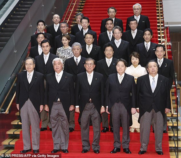 Las fotografías fueron publicadas por el gobierno japonés para conmemorar la primera reunión del gabinete. En la imagen se puede ver al recién nombrado Primer Ministro de Japón, Shigeru Ishiba, hombro con hombro con sus ministros, aunque con un ligero fallo de vestuario.