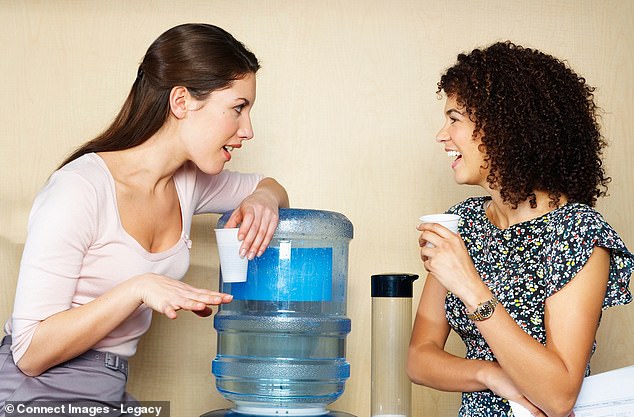 Acurrucarse alrededor del dispensador de agua para compartir algunos chismes en el lugar de trabajo se está convirtiendo en una parte inevitable de la vida en la oficina. Ahora, un estudio ha descubierto que las mujeres justifican los chismes expresando su preocupación por el bienestar de su objetivo (foto de archivo)