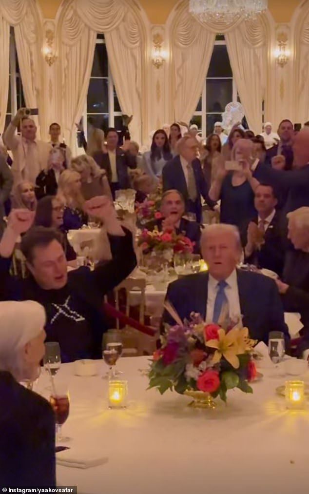 Donald Trump pasó el Día de Acción de Gracias disfrutando de la compañía de su familia, celebridades y su nuevo 'hijo adoptivo' Elon Musk mientras disfrutaban de su tema musical 'YMCA' en una fiesta navideña en Mar-a-Lago.