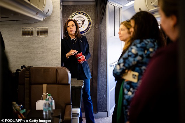 La vicepresidenta de Estados Unidos y candidata presidencial demócrata, Kamala Harris, come Doritos y agradece al personal superior a bordo del Air Force Two.