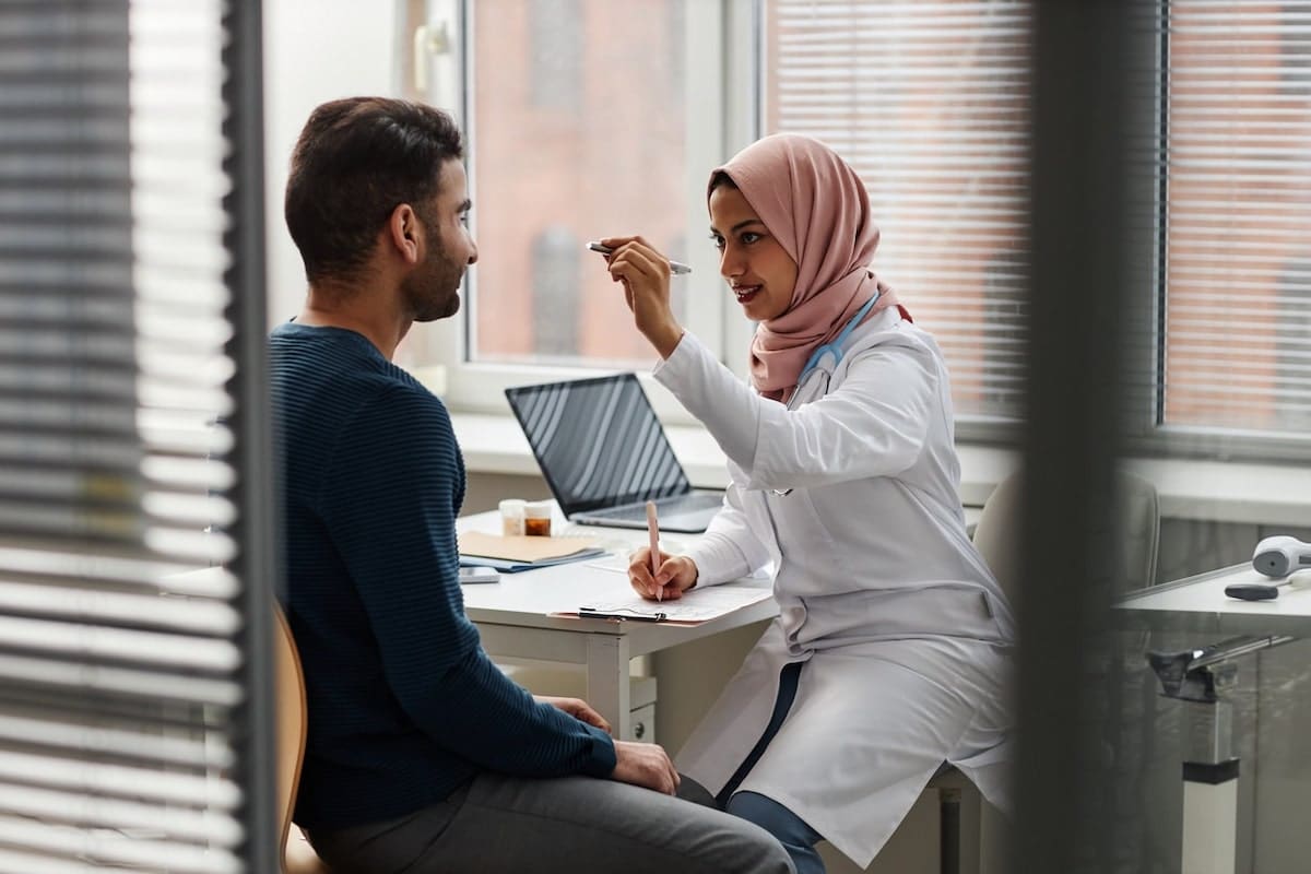 ¿Puedo obtener cobertura médica en Ontario con un permiso de trabajo?
