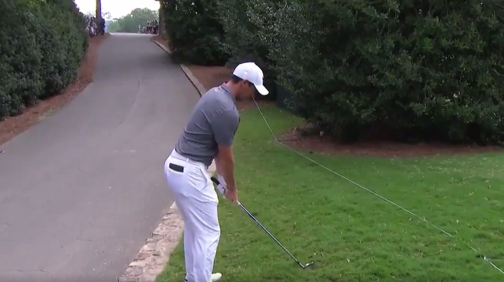 ¿Se permite a los golfistas golpear una pelota de golf fuera del camino del carrito?
