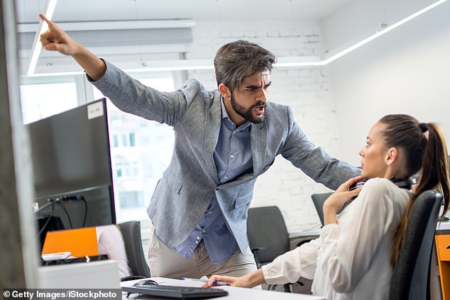 Tener un jefe desagradable ya es bastante estresante, pero tener un jefe que intenta compensarlo al día siguiente podría ser aún peor, según un nuevo estudio (imágenes de archivo)