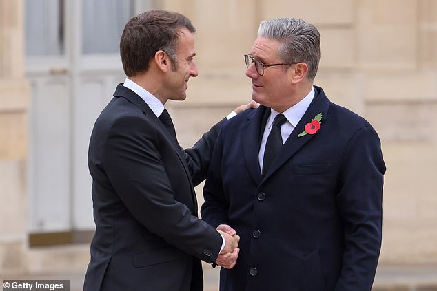 Keir Starmer y Emmanuel Macron se comprometieron hoy a poner a Ucrania en la 