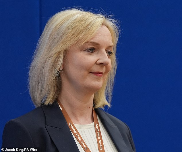 Según se informa, Liz Truss (en la foto) pasó sus últimos días en el cargo estudiando mapas meteorológicos y preparándose para casos de radiación en el Reino Unido después de que espías estadounidenses expresaran su preocupación de que Putin estuviera muy cerca de lanzar una bomba nuclear.