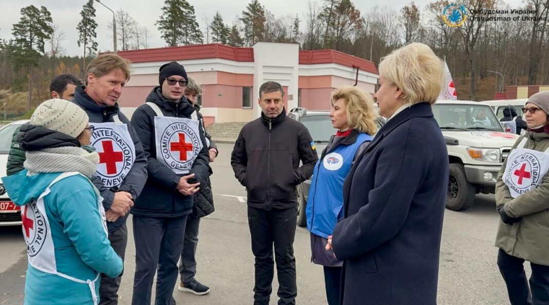 Los defensores del pueblo ucraniano y ruso se reúnen en Minsk para discutir el intercambio de prisioneros de guerra
