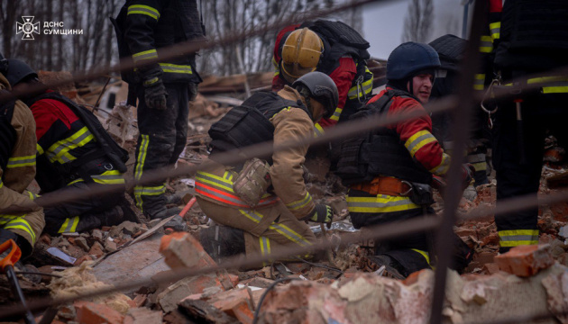 Los equipos de rescate revelan las consecuencias del ataque aéreo ruso a Sumy
