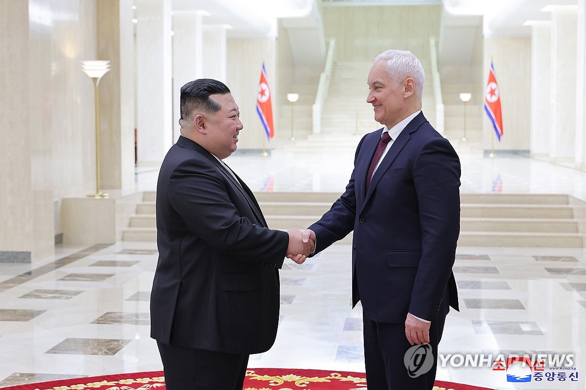 (2nd LD) N.K. leader meets Russia&apos;s defense chief, vows continued support for Moscow&apos;s war efforts