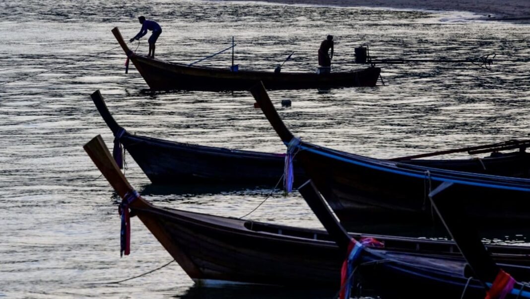 31 tripulantes de barcos pesqueros tailandeses detenidos en Myanmar, un muerto: Marina
