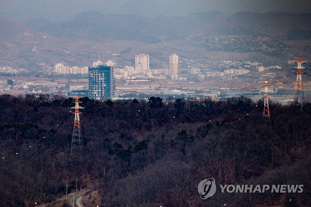 (LEAD) N. Korea cuts power lines supplying electricity to shuttered Kaesong complex