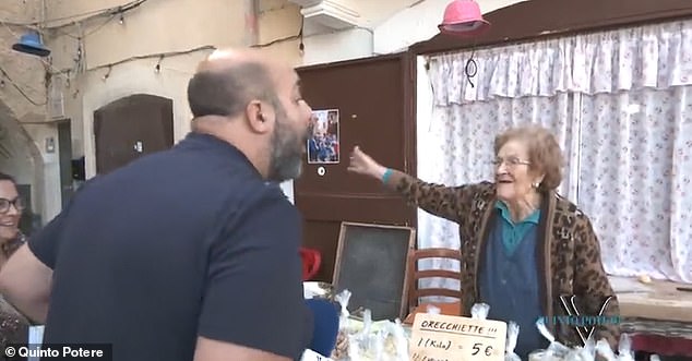 El periodista Antonio Loconte se ha propuesto exponer las malas prácticas, acudiendo a los puestos e identificando bolsas de pasta que, según él, están hechas en fábrica.