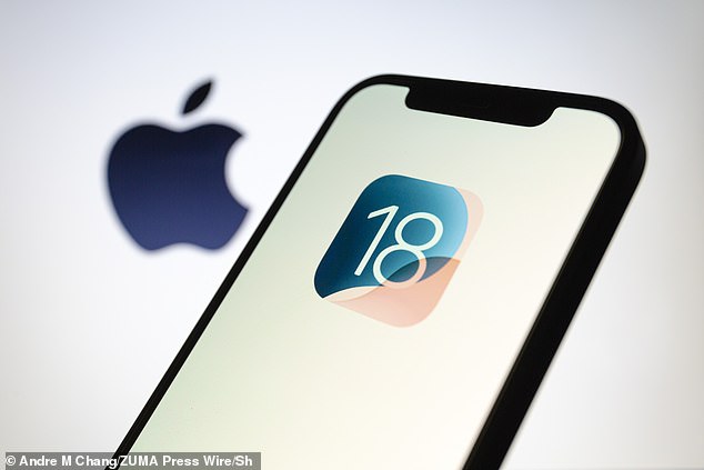 Se ha advertido a los usuarios de iPhone que actualicen sus teléfonos lo antes posible, ya que Apple lanza la actualización iOS 18.1.1 (imagen de archivo)