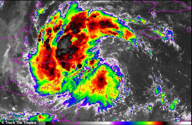 La Depresión Tropical 19 se dirige actualmente hacia Honduras y podría avanzar hacia Florida una vez que abandone el Caribe, dicen los expertos.