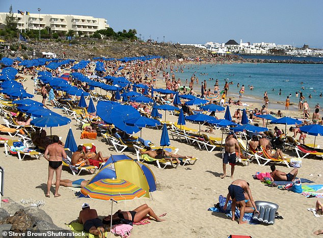 Los médicos siguen instando a los viajeros vulnerables a vacunarse contra la gripe y el Covid antes de visitar las Islas Canarias (en la foto, Lanzarote) para evitar enfermedades graves y sobrecargar los servicios de emergencia.