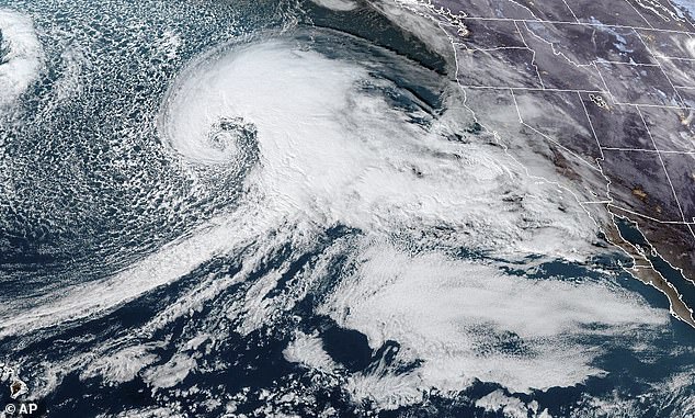 El ciclón bomba se acerca a California el martes; en la foto se muestra un ciclón bomba que azotó la costa oeste el año pasado.