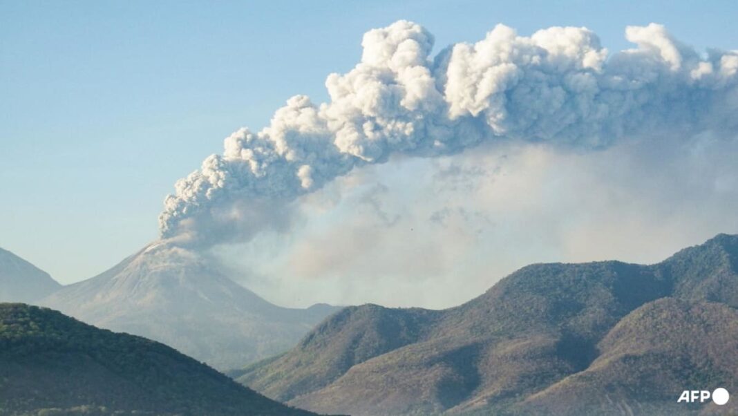 Aerolíneas cancelan vuelos a Bali por cenizas de volcán en erupción
