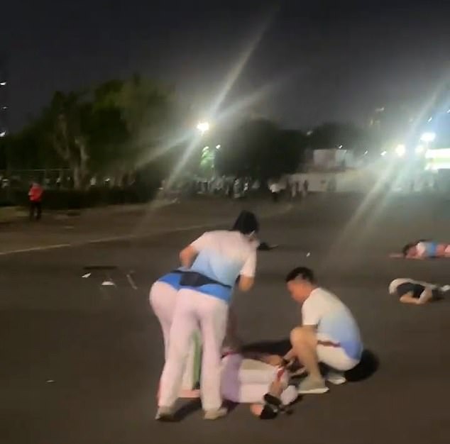 Un vídeo publicado en las redes sociales mostró a decenas de personas tumbadas inmóviles en el suelo fuera de la pista de atletismo del centro deportivo de Zhuhai, en la provincia de Guangdong.