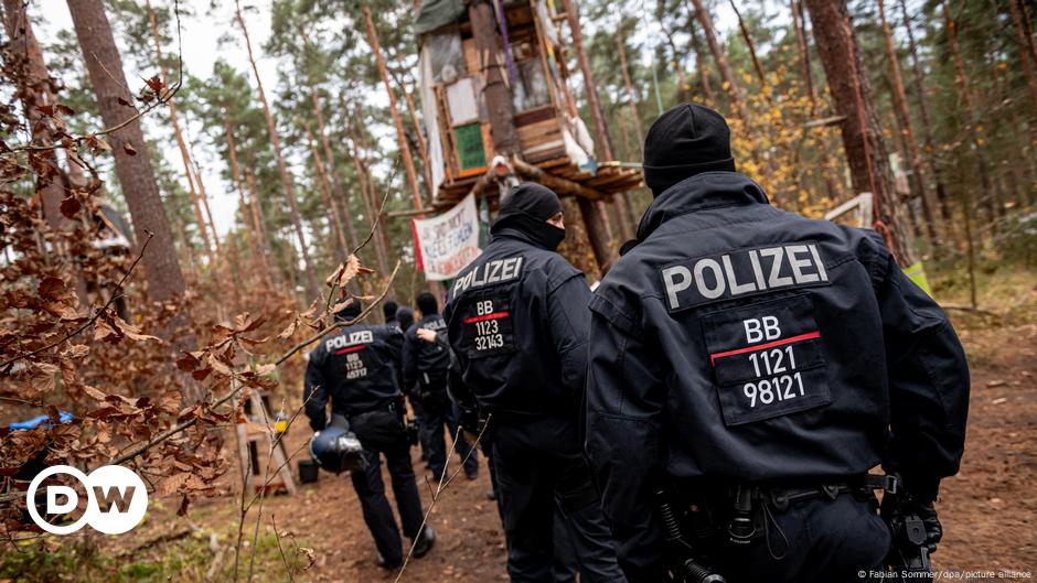 Alemania: La policía expulsa a los manifestantes de Tesla del campamento forestal
