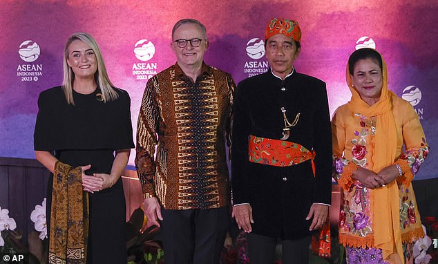 Se informa que Anthony Albanese (en la foto, en el centro a la izquierda, con su compañera Jodie, a la derecha) presionó al ex presidente de Indonesia, Joko Widodo (en la foto, en el centro a la derecha, con Iriana) para asegurar el acuerdo.