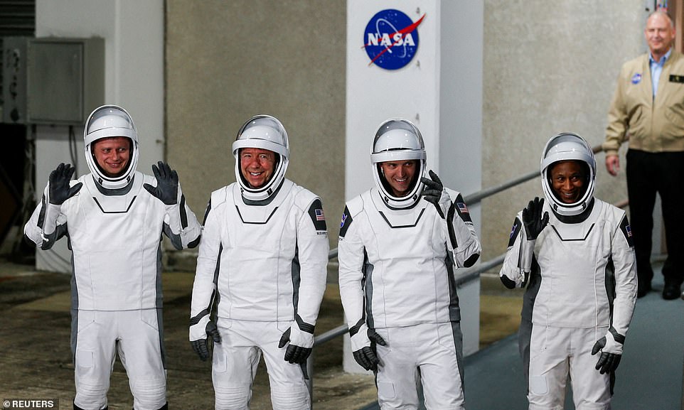 Un astronauta de la NASA dio una explicación críptica sobre por qué su tripulación de cuatro personas fue hospitalizada misteriosamente después de regresar a la Tierra desde el espacio el mes pasado. Los astronautas Matthew Dominick, Michael Barratt y Jeanette Epps fueron llevados a un centro médico en Florida después de amerizar el 25 de octubre, y uno de los miembros de la tripulación pasó la noche para 