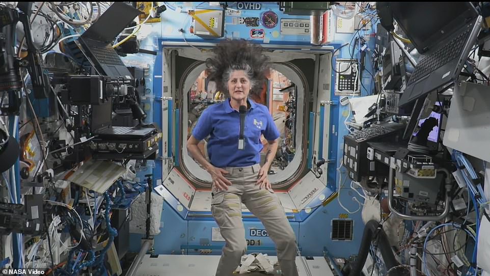 La astronauta de la NASA Sunita Williams, actualmente varada en la Estación Espacial Internacional (ISS), ha abordado las preocupaciones del público sobre su salud luego de una apariencia ¿demacrada¿ en fotografías recientes. Williams, que vivió en el espacio durante 159 días debido a retrasos con la nave espacial Starliner de Boeing, asegura a los espectadores que su peso se mantiene estable a pesar de los efectos dramáticos de los cambios de fluidos y la ingravidez exclusiva del espacio.