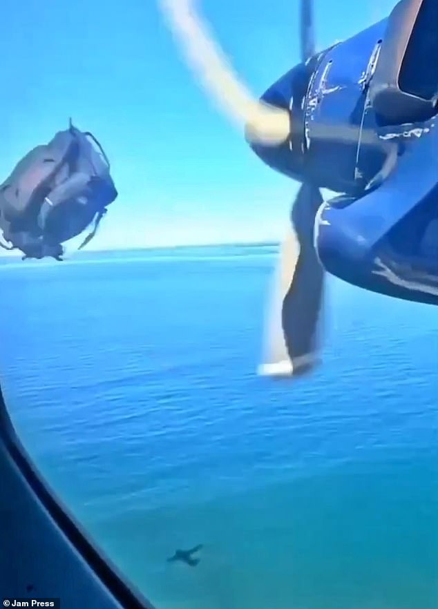 Un pasajero a bordo de un vuelo de Aercord Airlines grabó el momento en que una bolsa golpeó la hélice del avión, lo que obligó al piloto a realizar un aterrizaje de emergencia.