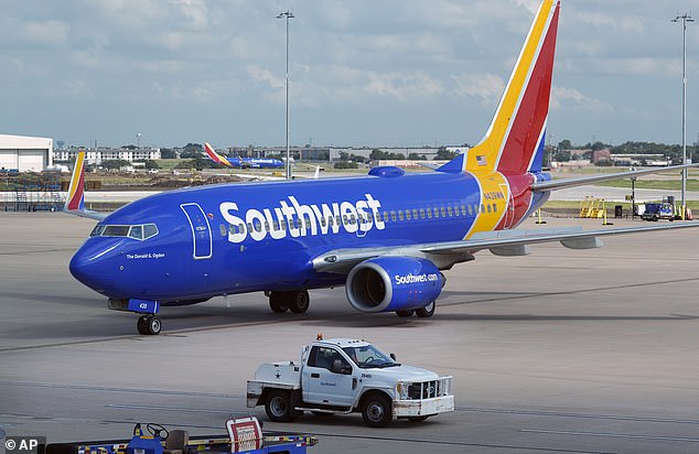 Un avión de Southwest Airlines que transportaba pasajeros fue alcanzado por una bala en medio de disparos cerca de un aeropuerto de Texas.