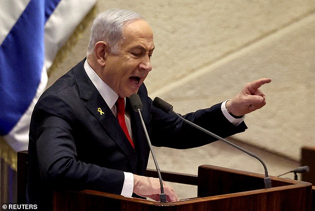 Benjamin Netanyahu habla en el pleno, durante un debate sobre el tema de los rehenes, en el parlamento israelí, la Knesset, en Jerusalén, el 18 de noviembre.