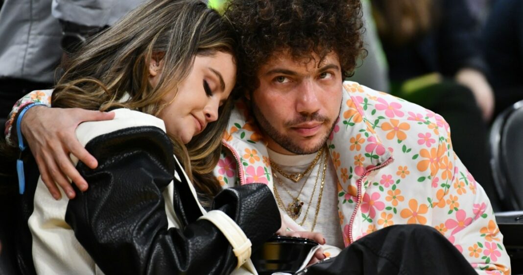 Benny Blanco revela que Selena Gomez dio el primer paso
