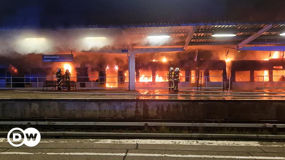 Berlín: Un gran incendio destruye un tren de pasajeros, la causa no está clara
