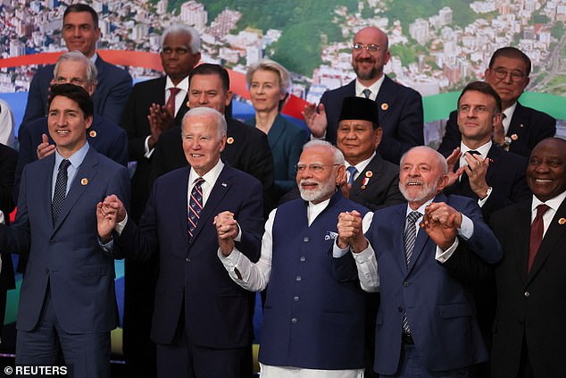 A la segunda, la vencida: el presidente Biden llegó a una segunda foto grupal en el G20 después de perderse otra diferente el lunes