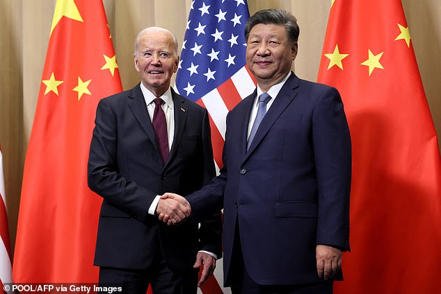 El presidente Joe Biden (izquierda) le da la mano al presidente chino Xi Jinping (derecha) durante su reunión del sábado por la tarde en Lima, Perú, celebrada al margen del Foro de Cooperación Económica Asia-Pacífico.