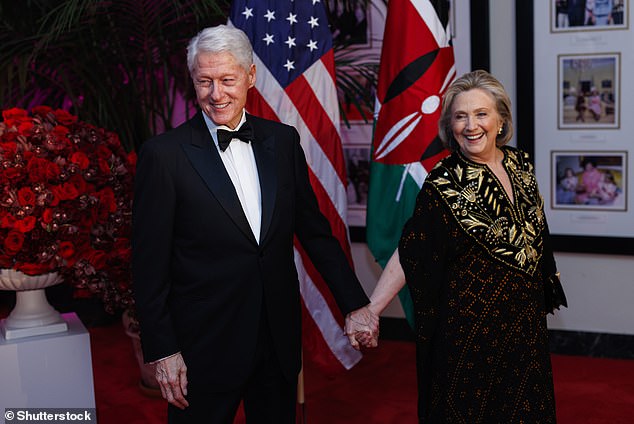 Bill y Hillary Clinton fotografiados en Washington DC durante la cena de estado de la visita de estado oficial del presidente de Kenia, William Ruto, a los Estados Unidos.